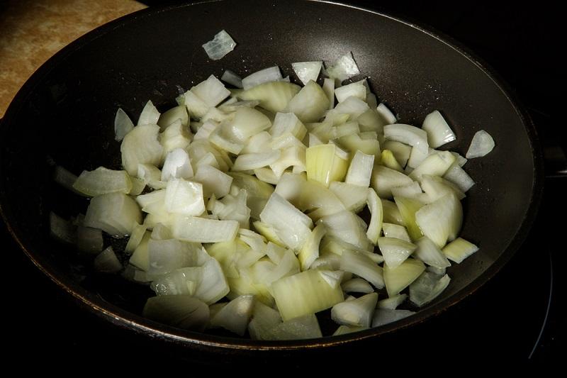 Черновик fried-onion-in-black-frying-pan
