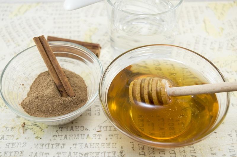 Черновик honey-and-cinnamon-in-glass-vessels-on-a-table