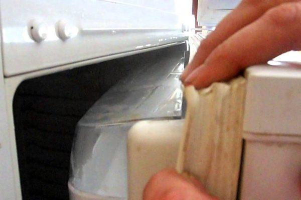 Чем приклеить резинку в холодильнике? maxresdefault-3-600x400-1-6903755